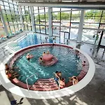 Hideout In Style With Free Parking - Luxury